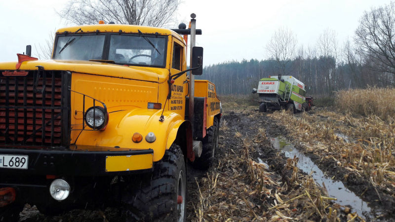 Wyciąganie kombajna na polu
